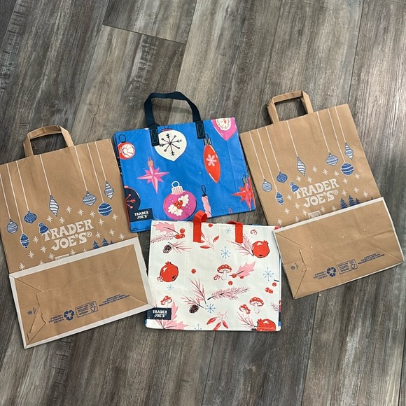 Trader Joe’s Bag Holiday Limited Edition Set of 4 Ships Super Fast!! - Picture 1 of 8